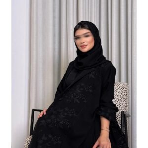 TREADY عباية سوداء مطرزة على الجانبين بتفاصيل فاخرة