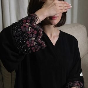 Elena عباية إيلينا سوداء فاخرة بأزرار عملية وتطريز لامع – تصميم أنيق للمناسبات والدوام