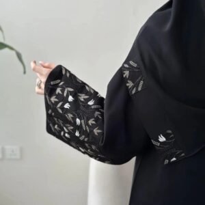 Karmen عباية نجلا – قصّة ربع كلوش كريب أسود بتفاصيل تطريز فاخرة