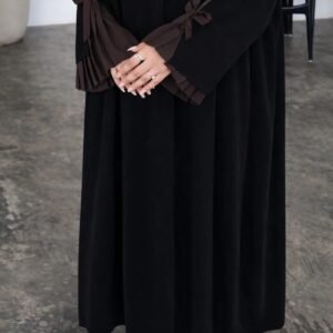 Karmen عباية نهله سوداء كريب فخم بقصة ربع كلوش وأكمام فنيوكه – إغلاق طقطق مخفي مع طرحة هدية