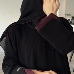 Elena عباية ترند سوداء كريب بقفلة طقطق مخفي مع طرحة مرفقة