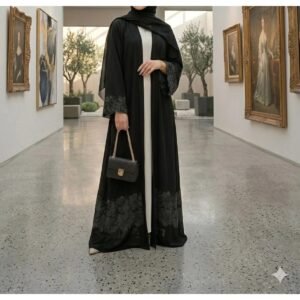 Omnia عباية سوداء فاخرة بتطريز أنيق – إطلالة راقية للعيد والمناسبات