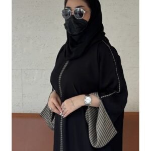 Elena عباية سارة – فخامة الكريب بتفاصيل نقشة الهيرن بون