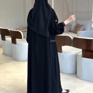 Elena عباية كيان سوداء كريب واقف شتوية ربع كلوش بجيوب سحاب وأساور مطاط – مع طرحة هدية