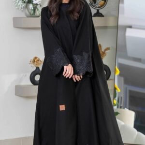 Karmen عباية نجلا – قصّة ربع كلوش كريب أسود بتفاصيل تطريز فاخرة (نسخة)