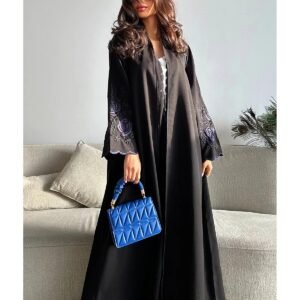 outline عباية سوداء باردة بتطريز الورد